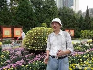 诗人在首届黄花节上 诗人在首届黄花节上