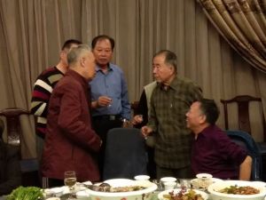 政委和战友亲切交谈 政委和战友亲切交谈